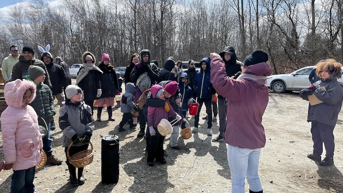 Des familles rassemblées pour la chasse aux cocos de Pâques.