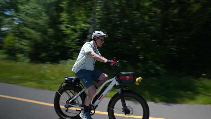 Un cycliste.