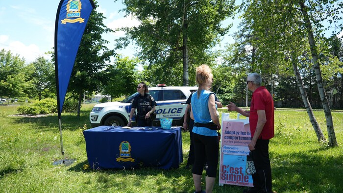 Un kiosque d'information de la police de Trois-Rivières.