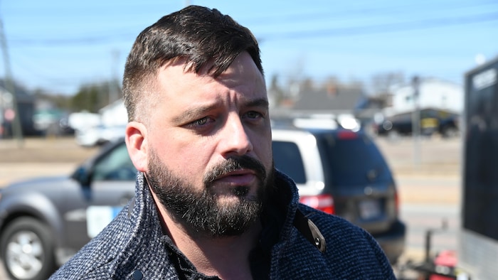 Cody Caplin photographié lors de la manifestation devant les locaux du ministère de la Sécurité publique à Moncton. 
