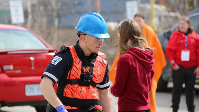 Cody Raymond en action sur la scène de la situation de crise simulée au collège boréal