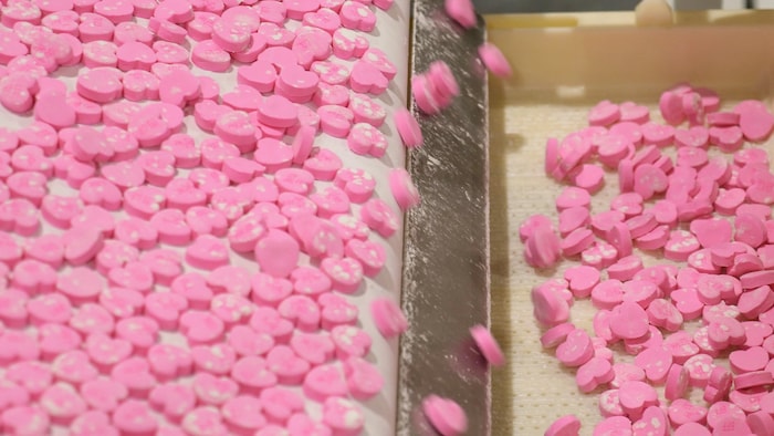 Des cœurs de Saint-Valentin sur la ligne de production.
