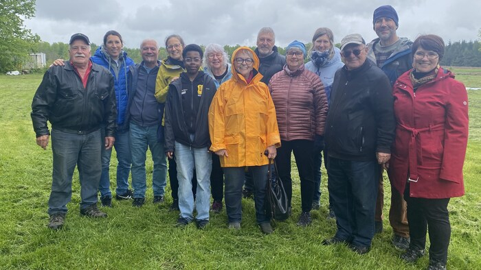14 personnes sont rassemblées pour la photo, jeunes et moins jeunes.