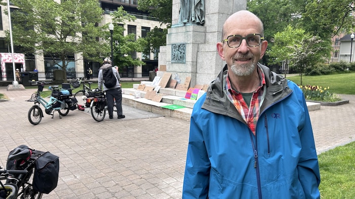 Le président devant l'hôtel de ville d'Halifax.