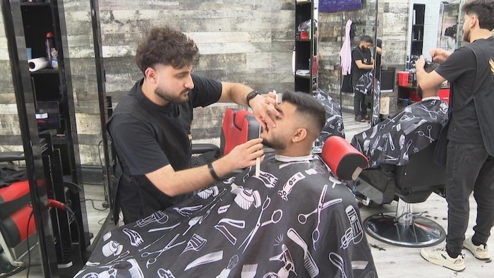 Un coiffeur et un client dans un salon de coiffure