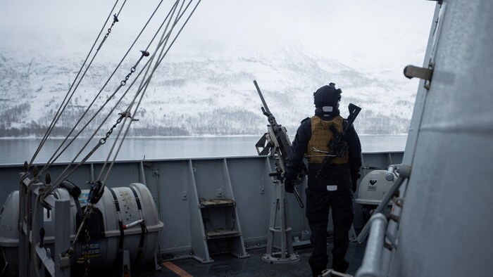 Un artilleur conscrit à bord du K N M Thor Heyerdahl au début de l'exercice Cold Response 2026.
