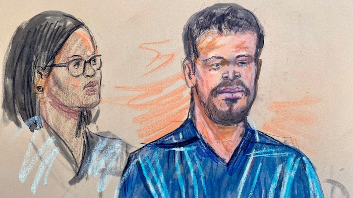 Ce croquis montre Cole Tomas Allen, cet homme originaire de Californie arrêté dans le cadre de la fusillade survenue lors du dîner des correspondants à Washington, à droite, aux côtés de son avocate, Tezira Abeseen, lors de sa comparution devant le tribunal fédéral le lundi 27 avril 2026, à Washington. 