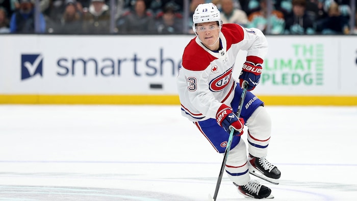 Cole Caufield patine sur la glace pendant le match contre les Kraken de Seattle.