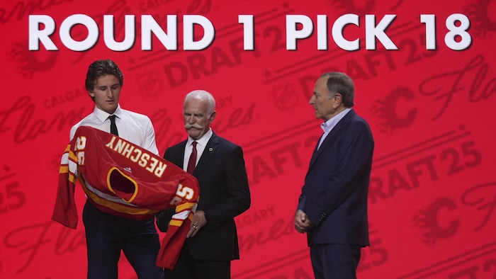Cole Reschny enfilant l'uniforme des Flames de Calgary.