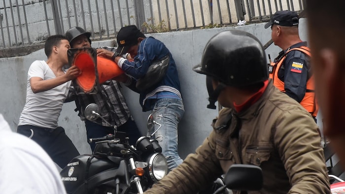 Des membres d'un colectivo s'en prennent à un journaliste, à Caracas, le 15 janvier 2020.