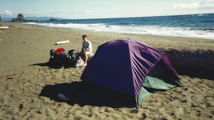 Colin Gartner près de sa tente sur la plage sur le Sentier de la Côte-Ouest en 1996.