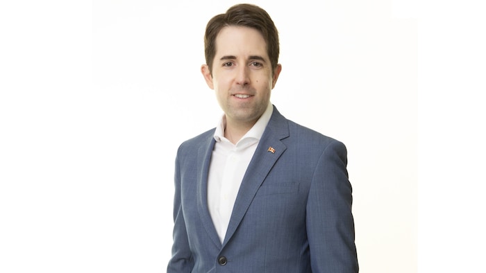 Portrait de Colin Mang en costume.