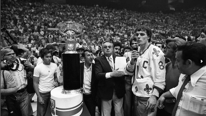 Le capitaine des Nordiques Marc Tardif s'adresse à la foule du Colisée après avoir remporté la coupe Avco.