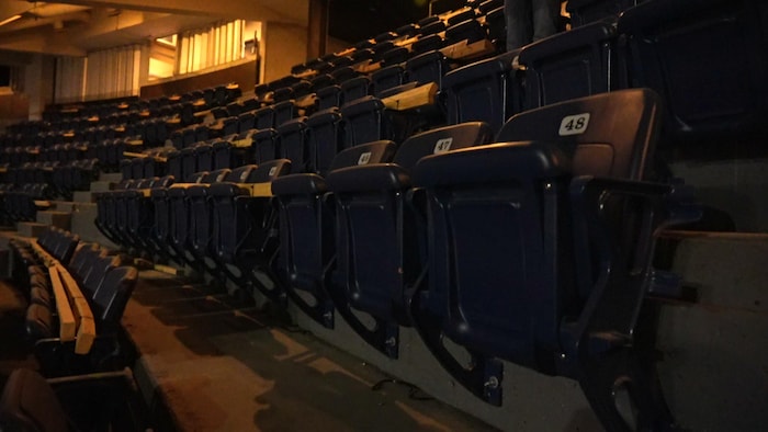 De vieux bancs à l'intérieur du Colisée.
