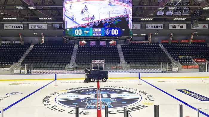 Une zamboni passe sous le nouveau tableau indicateur au Colisée de Rimouski.