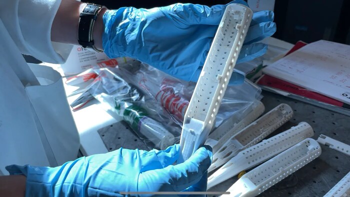 Un colector utilizado para recoger muestras de aguas residuales para la detección de la carga viral.