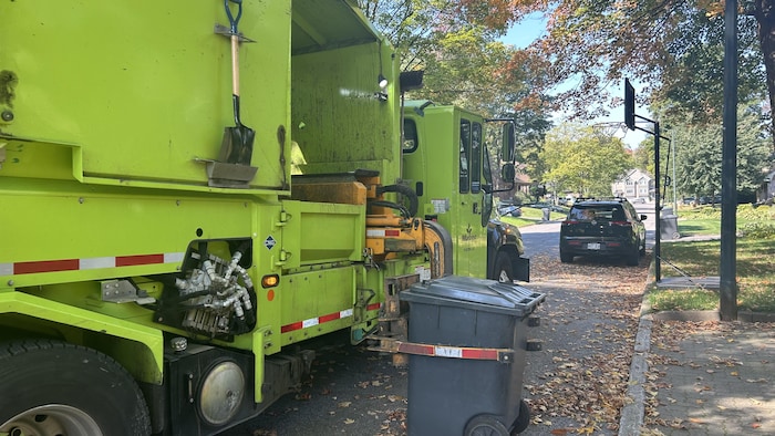 Un camion de poubelle ramasse un bac noir dans le secteur Cap-Rouge