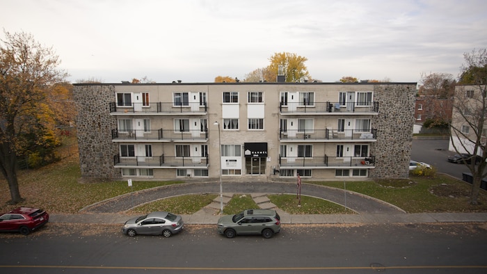 Vue en contre-plongée d'un immeuble de logements.