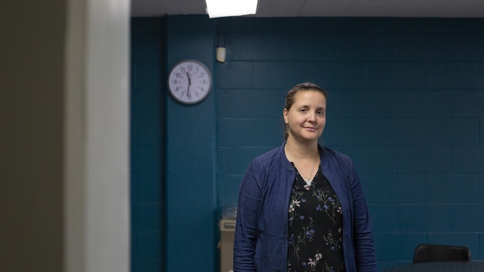 Catherine Franzidis dans un corridor.