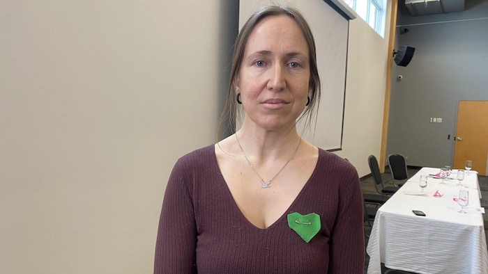 Jennifer Ricard-Turcotte pose pour la caméra sans vraiment sourire.