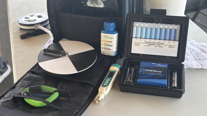 Une trousse pour faire de l'échantillonnage.
