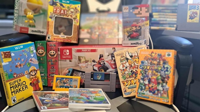 Des figurines, des jeux vidéo de Super Mario et d'autres objets liés à Mario. 