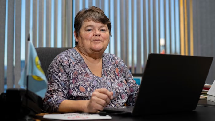 Colleen Smook assise à son bureau devant un ordinateur portable.