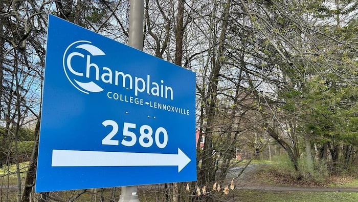 Un panneau indique le collège Champlain de Lennoxville.