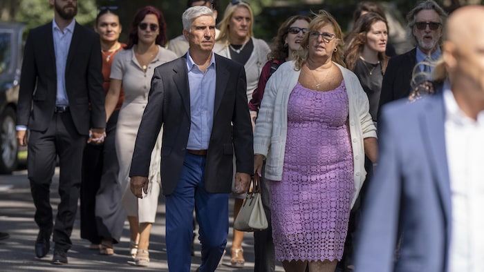 Un groupe de personnes qui marchent.