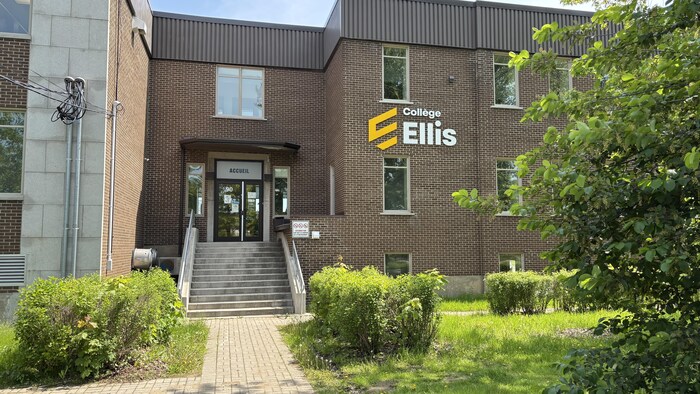 Un bâtiment en brique brune.