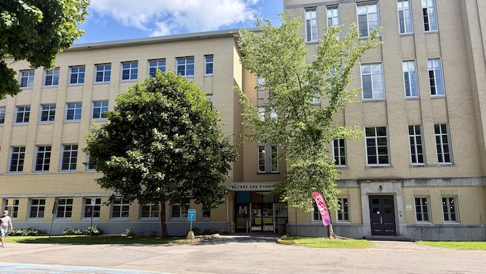 L’extérieur du Collège Mérici en été.