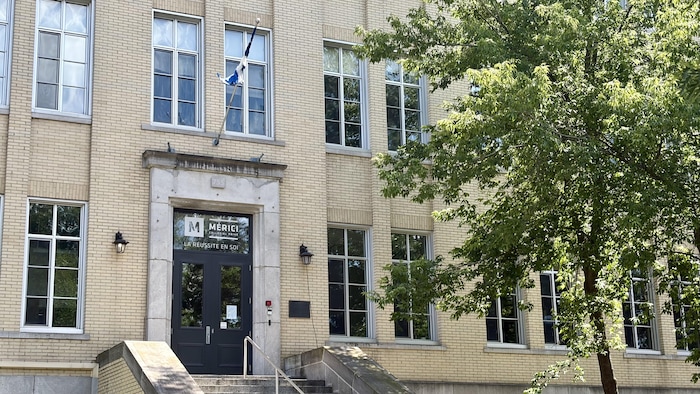 L’entrée principale du Collège Mérici en été.