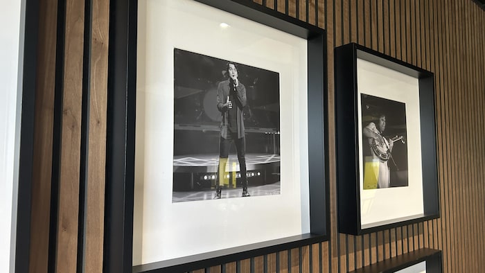 Une photographie de William Cloutier sur scène est affichée dans le local.