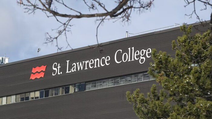 Une affiche du collège St-Lawrence.