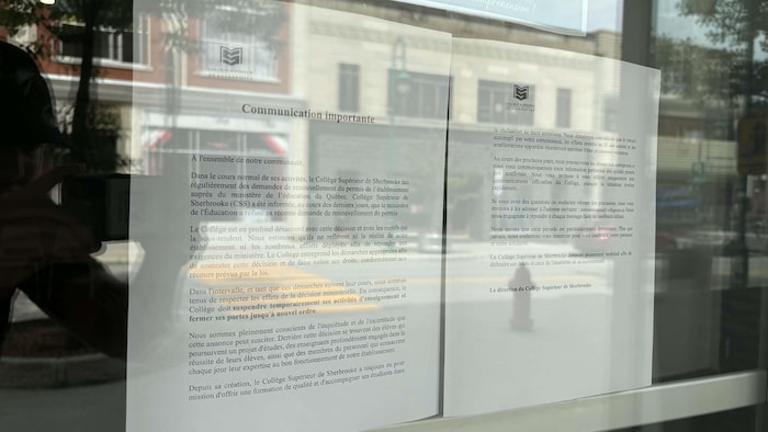 Une communication collée dans une vitre.