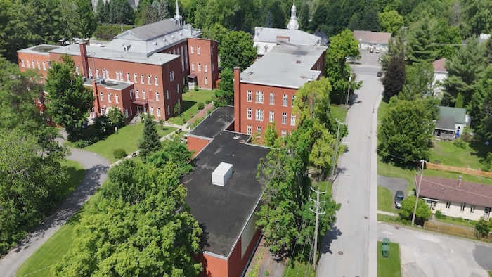 Vue aérienne de la partie arrière du collège des Ursulines de Stanstead.