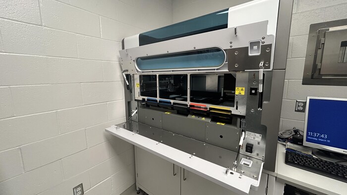 Une machine à côté d'un ordinateur.