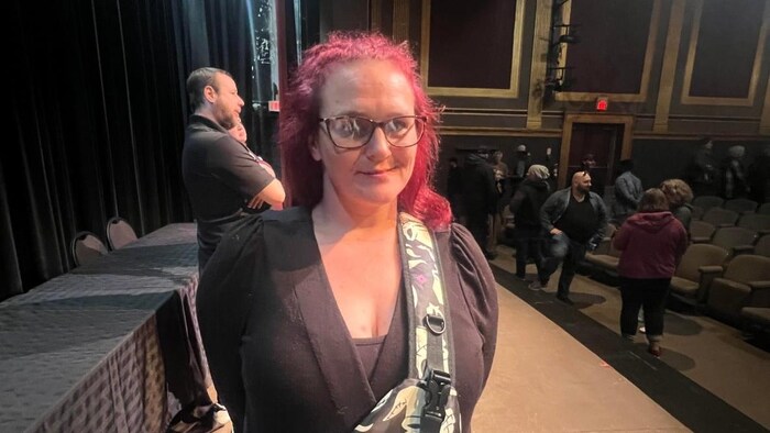 Lauralea Collins regarde la caméra