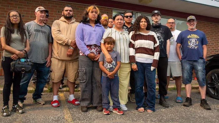 Quelques membres de la Première Nation de Namaygoosisagagun à Thunder Bay, en Ontario, après l’évacuation de la communauté lundi en raison d’un feu de forêt.
