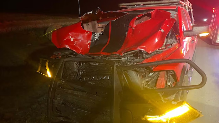 La carrosserie d’une voiture complètement endommagée après une collision avec élan. 
