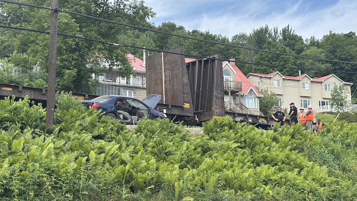 Une voiture sur une voie ferrée.