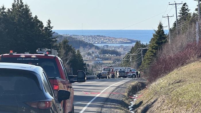 Des voitures des services d'urgence autour de la scène de la collision.