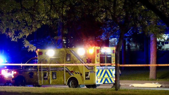 Une ambulance et un périmètre de sécurité.