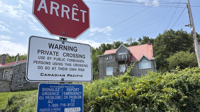 Un panneau d'arrêt.