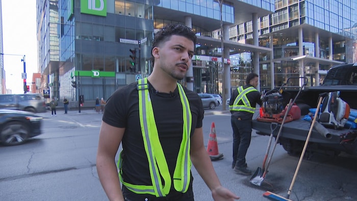 L'entrepreneur Saad Tekiout discute avec la journaliste de Radio-Canada.