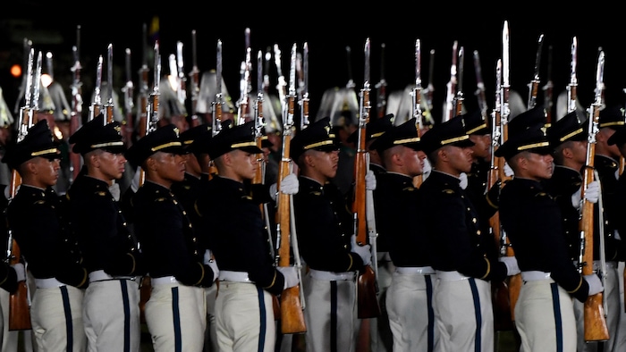 Des membres d'une garde d'honneur militaire se tiennent en formation lors d'une cérémonie de passation de commandement qui a suivi l'investiture du nouveau président colombien, Abelardo de la Espriella.