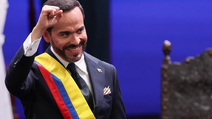Abelardo de la Espriella avec le poing en l'air.