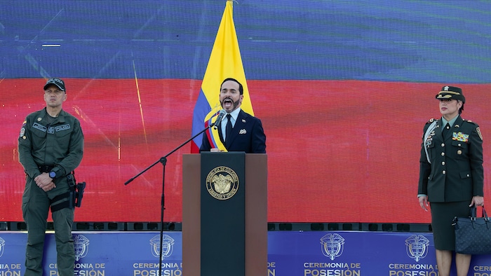 Abelardo de la Espriella s'exprime derrière un podium.