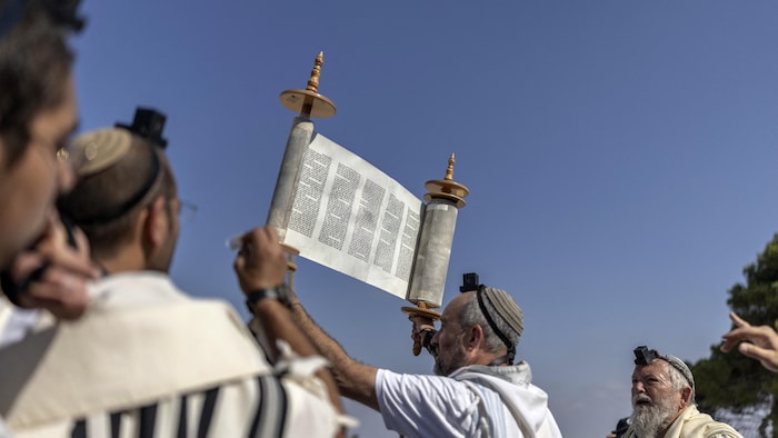 Des colons israéliens prient.