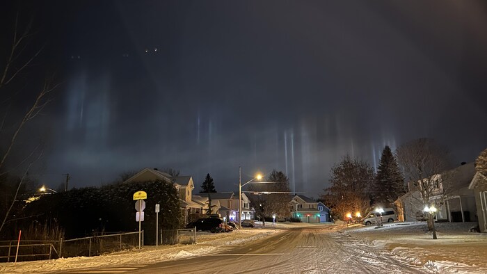 Des piliers de lumière visibles dans le ciel de Sherbrooke | Radio-Canada